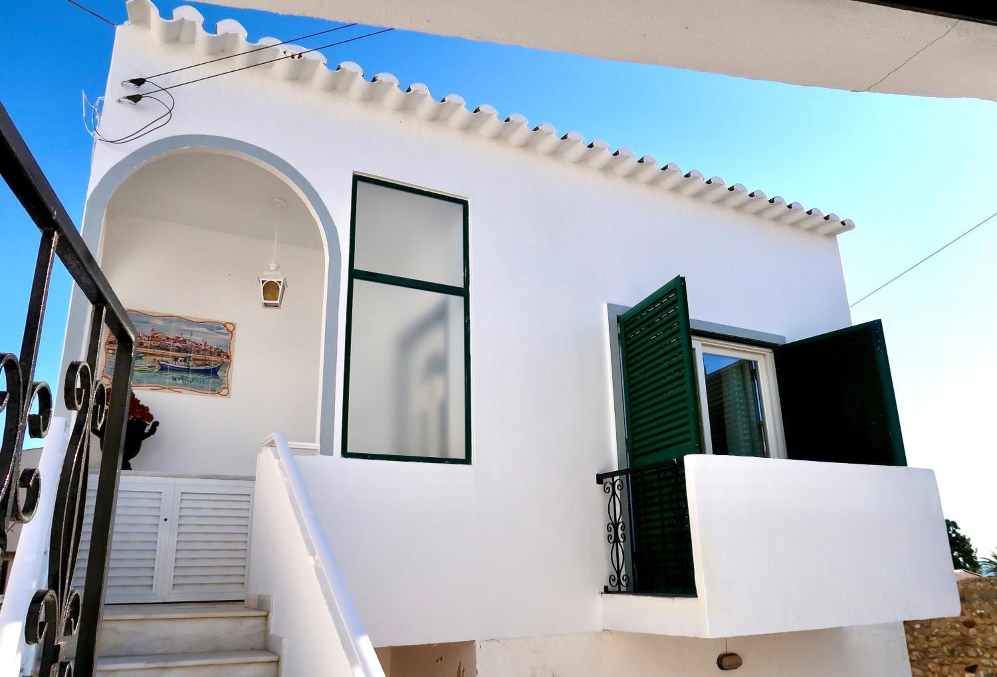 In The Old Town Close To The Beach Lagos Exterior photo